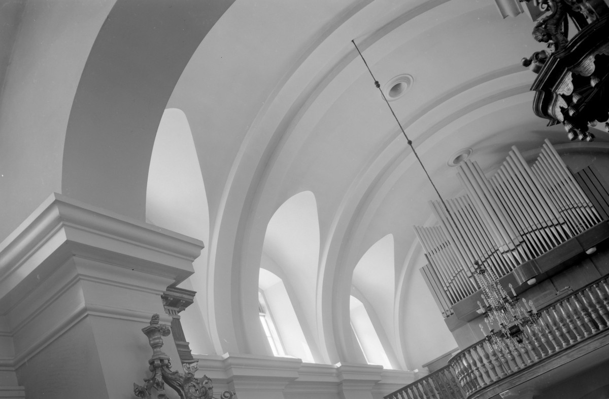 kościół pw. św. Jana Chrzciciela - wnętrze - frament nawy głównej z prospektem organowym - sklepienie kolebkowe z lunetami, skan 1