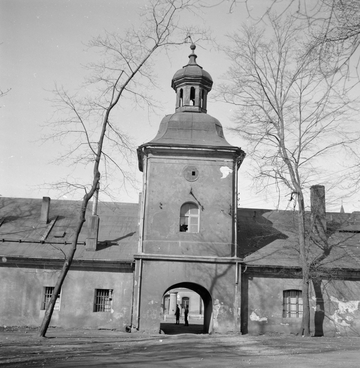 zespół pałacowo parkowy - brama przejazdowa, skan 1