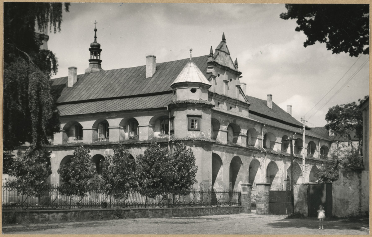 Zespół opactwa Cystersów - widok na klasztor od strony płd. - zach. , skan 1