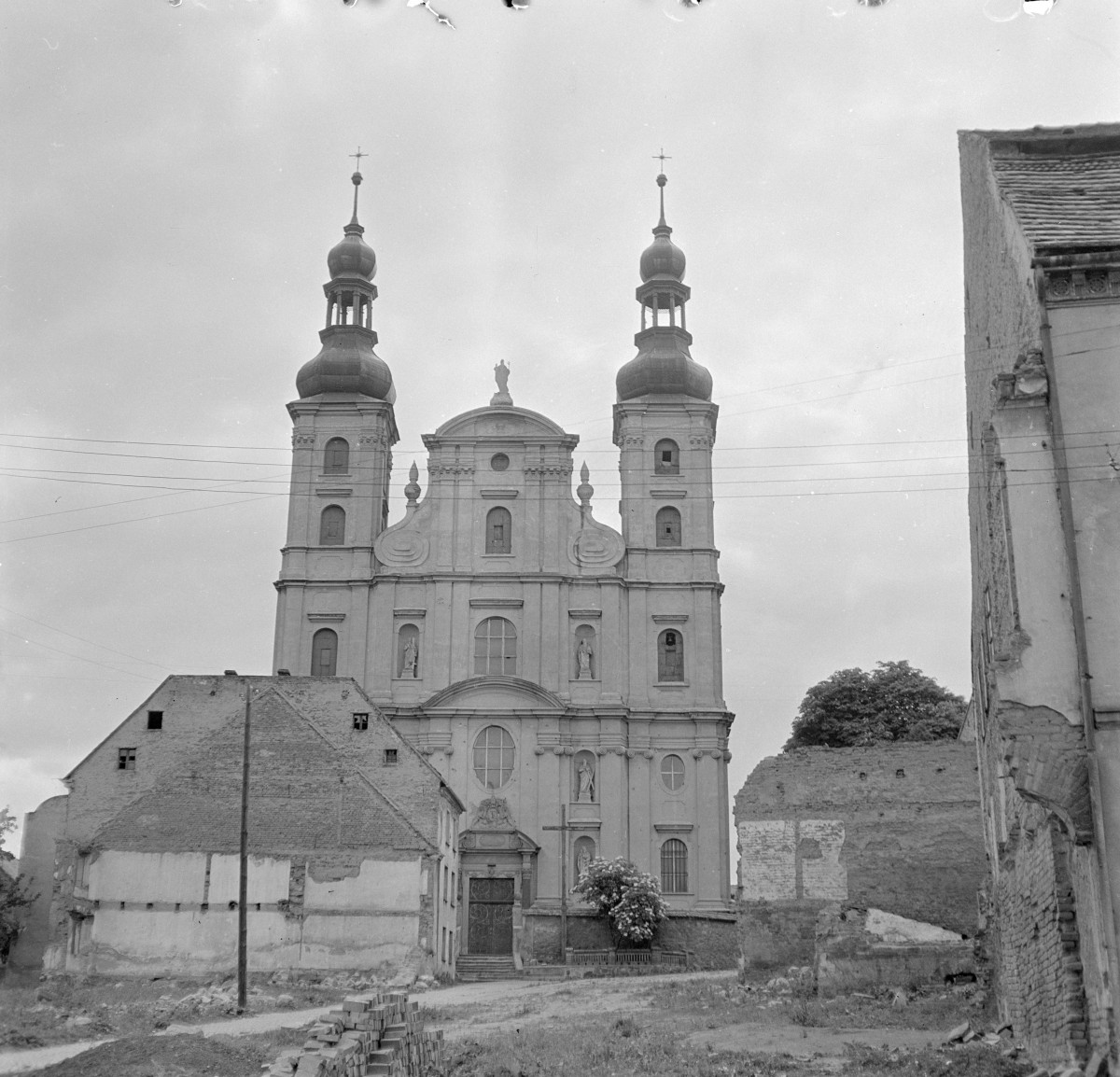kościół pw. śś. Mikołaja i Franciszka Ksawerego - elewacja frontowa, skan 1