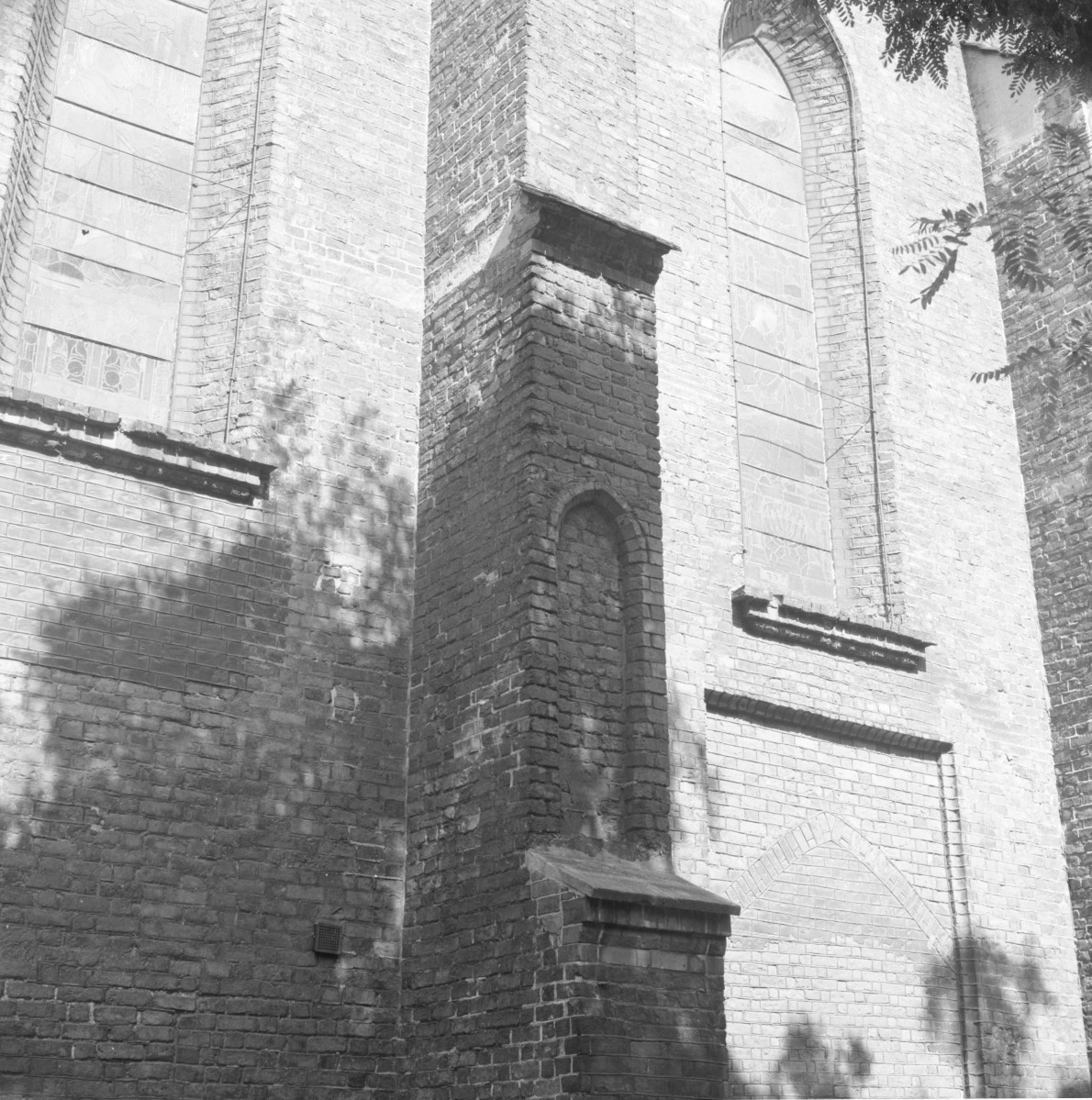 katedra św. Mikołaja Biskupa - skarpa przy nawie głównej, elewacja, skan 1