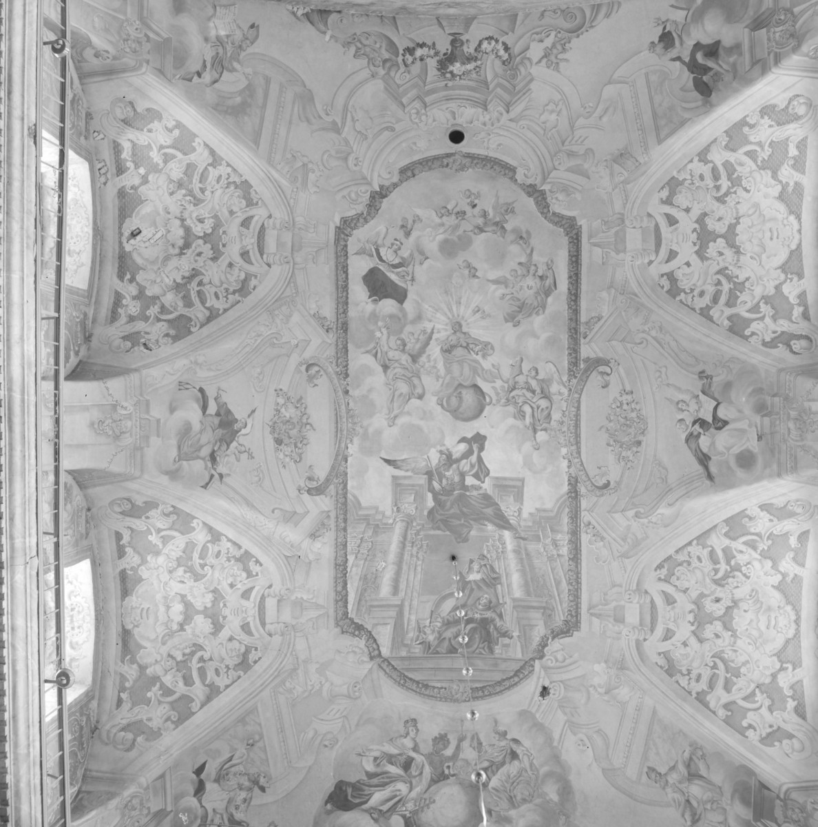 bazylika pw. Zwiastowania Najświętszej Marii Panny - wnętrze: prezbiterium, malowidło na sklepieniu, skan 1