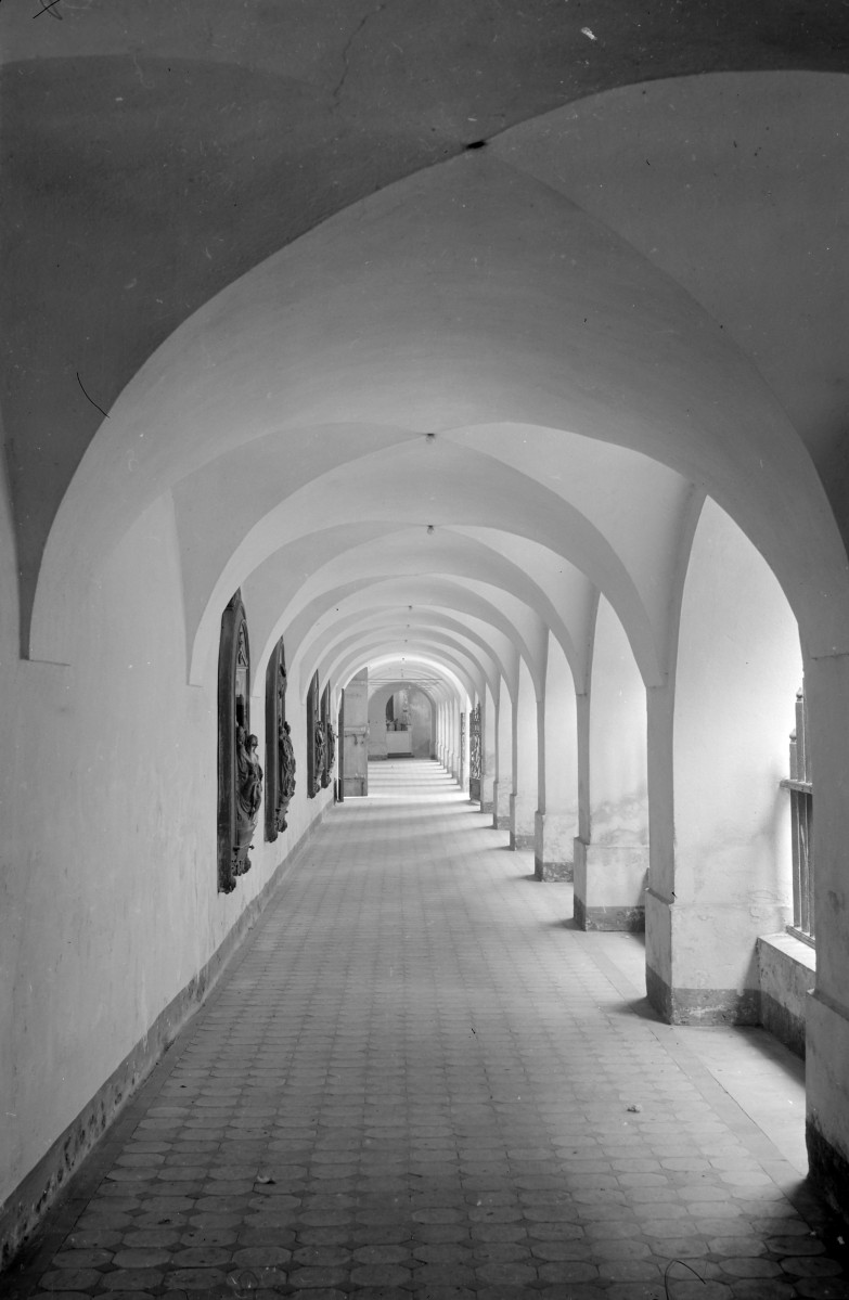 klasztor Franciszkanów - krużganek, skan 1