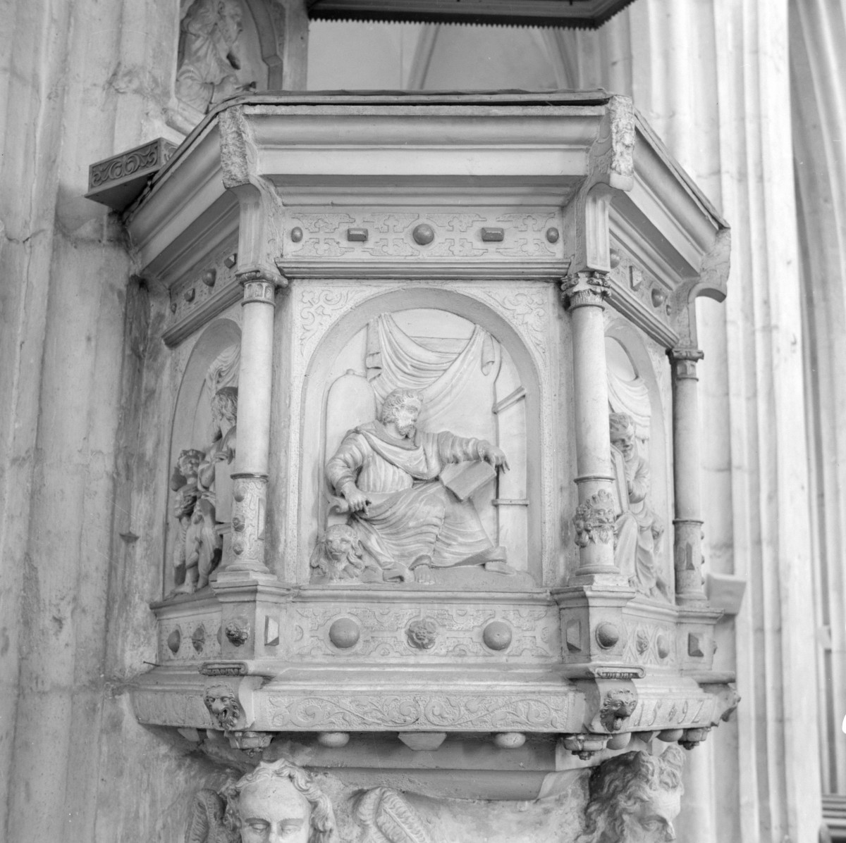 kościół pod wezwaniem św. św. Apostołów Piotra i Pawła - wnętrze: ambona, fragment, skan 1