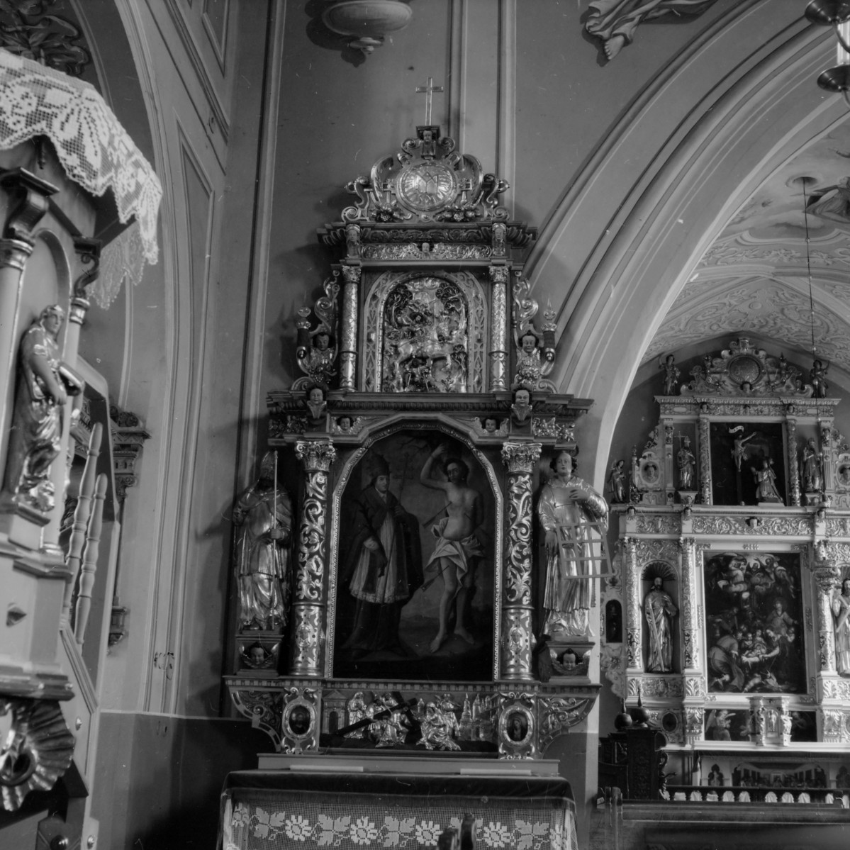 Kościół św. Jadwigi - wnetrze: ołtarz boczny lewy z obrazem św. Sebastiana, skan 1
