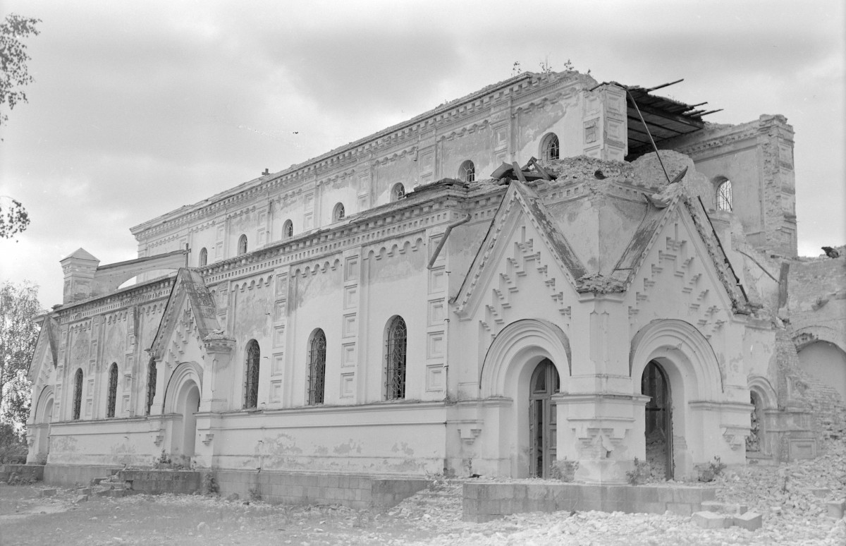 kościół pw śś. Piotra i Pawła /d. cerkiew/ - elewacja wschodnia - ruina - frgment, skan 1