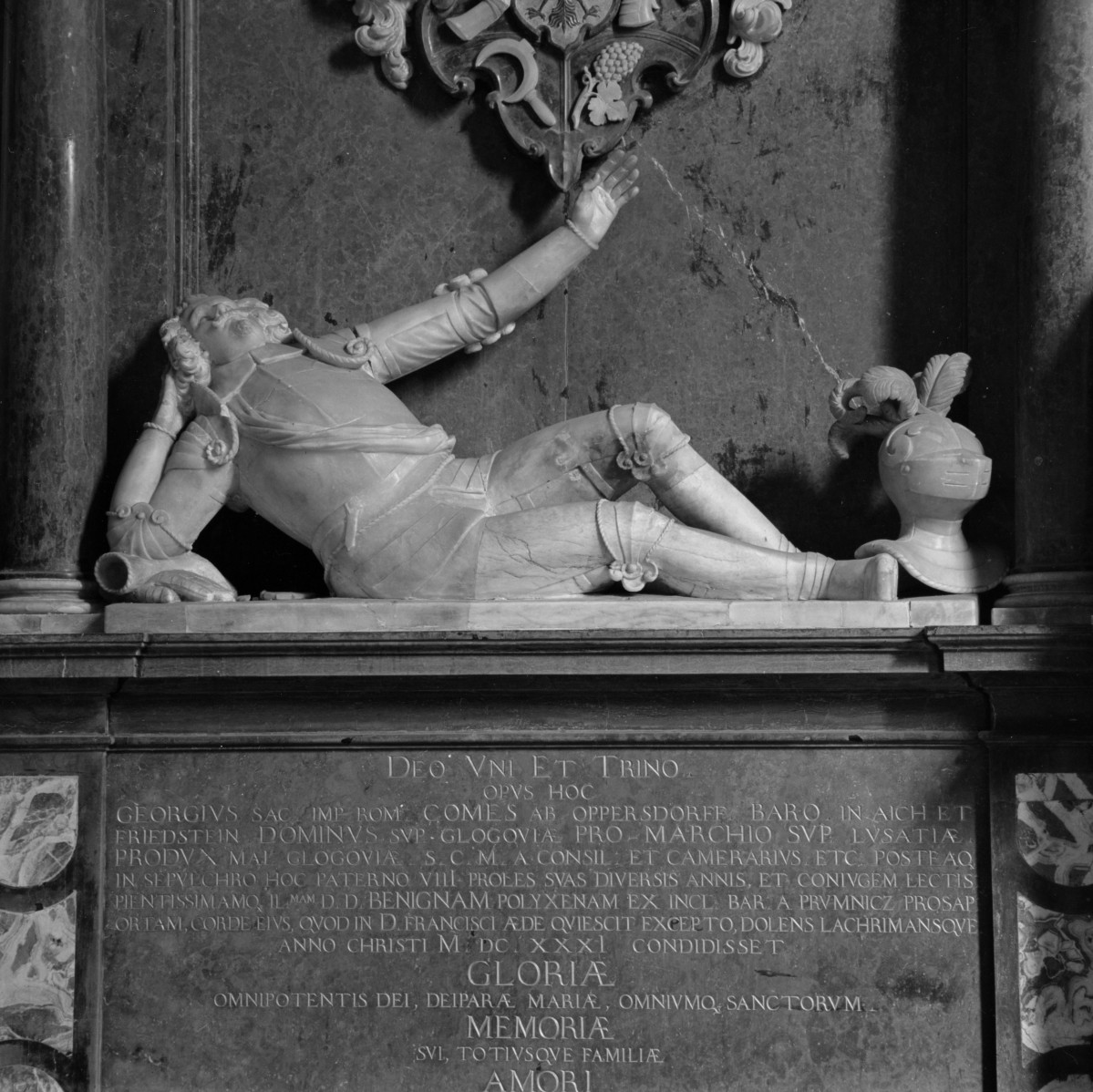 kościół pw. św. Bartłomieja - Kaplica Oppersdorffów - nagrobek Jana III Jerzego von Oppersdorffa - fragment centralny - rzeźba zmarłego oraz płyta inskrypcyjna, skan 1