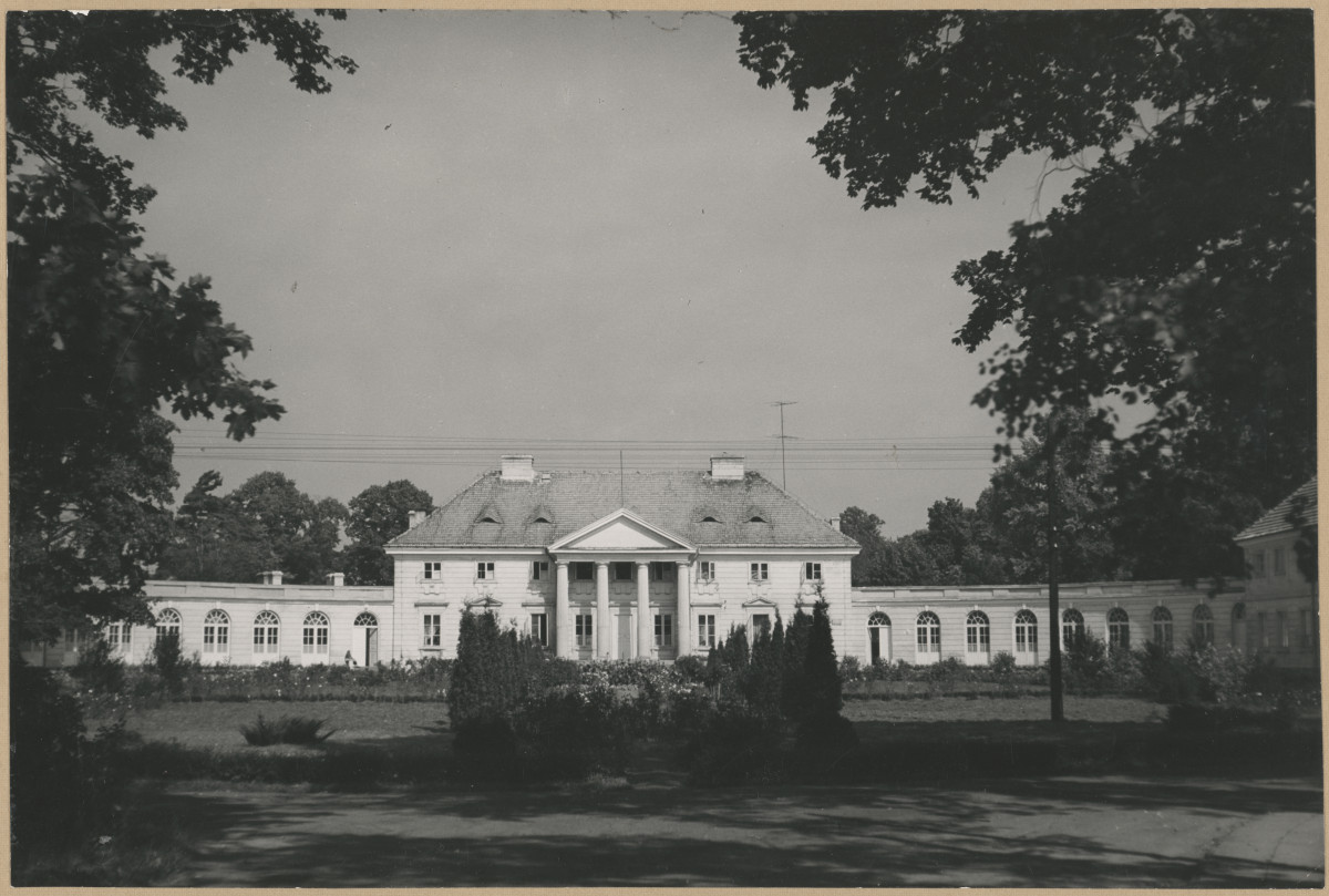 Zespół pałacowo - parkowy, pałac - elewacja frontowa, skan 1
