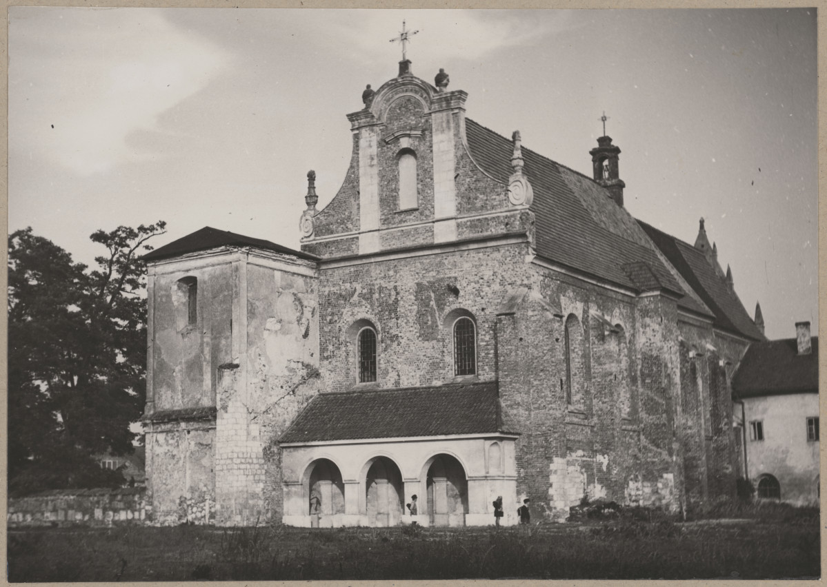 Kościół klasztorny ob. filialny, widok ogólny od strony płd. - zach. 

, skan 1