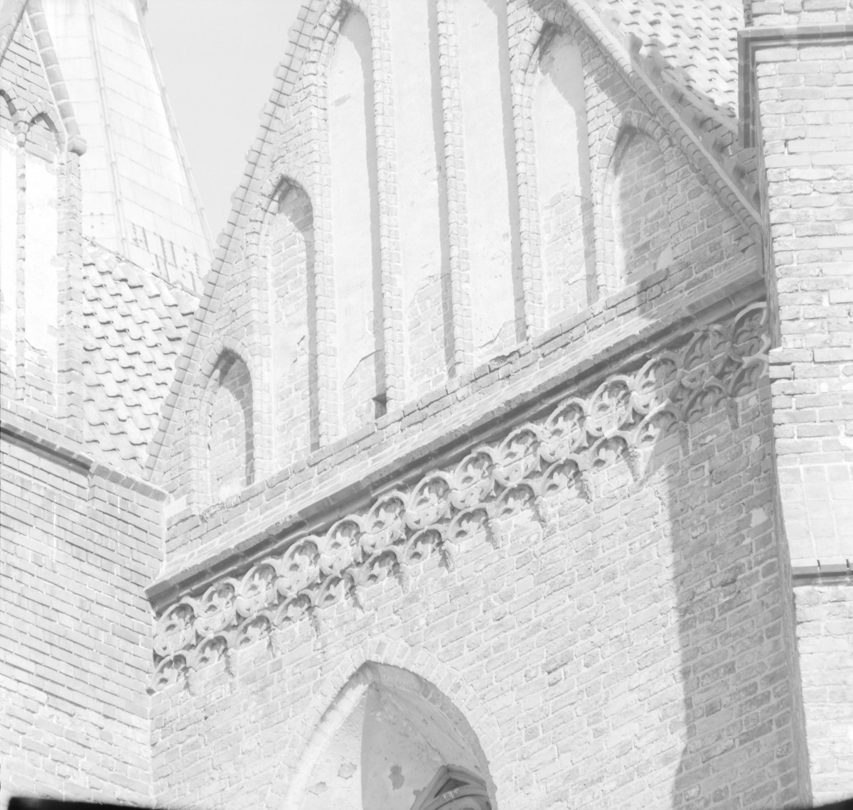 Kościół Wniebowzięcia Najświętszej Maryi Panny - fasada nawy. Blendy w szczycie., skan 1