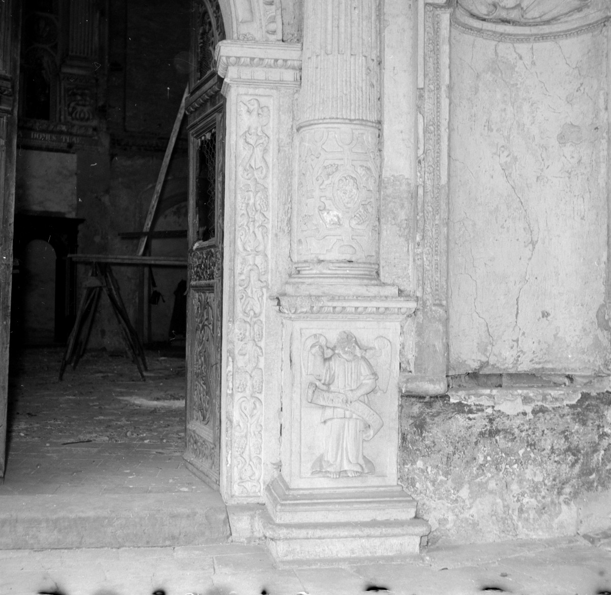kaplica zamkowa - fragment portalu, skan 1