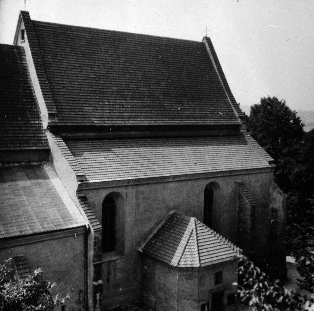 kościół pw. Niepokalanego Poczęcia Najświętszej Maryi Panny i Bożego Ciała - elewacja północna - fragment z kruchtą, skan 1