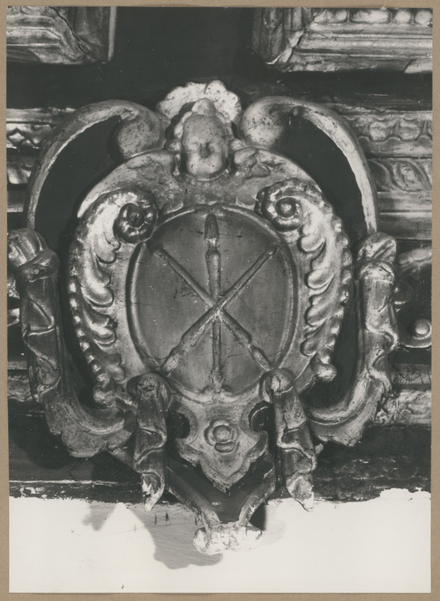 Pałac biskupów - wnętrze , II pokój senatorski , fragment stolarki stropu - herb Jelita, skan 1