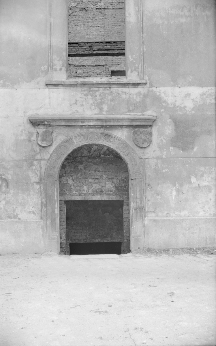 ratusz - portal boczny, skan 1