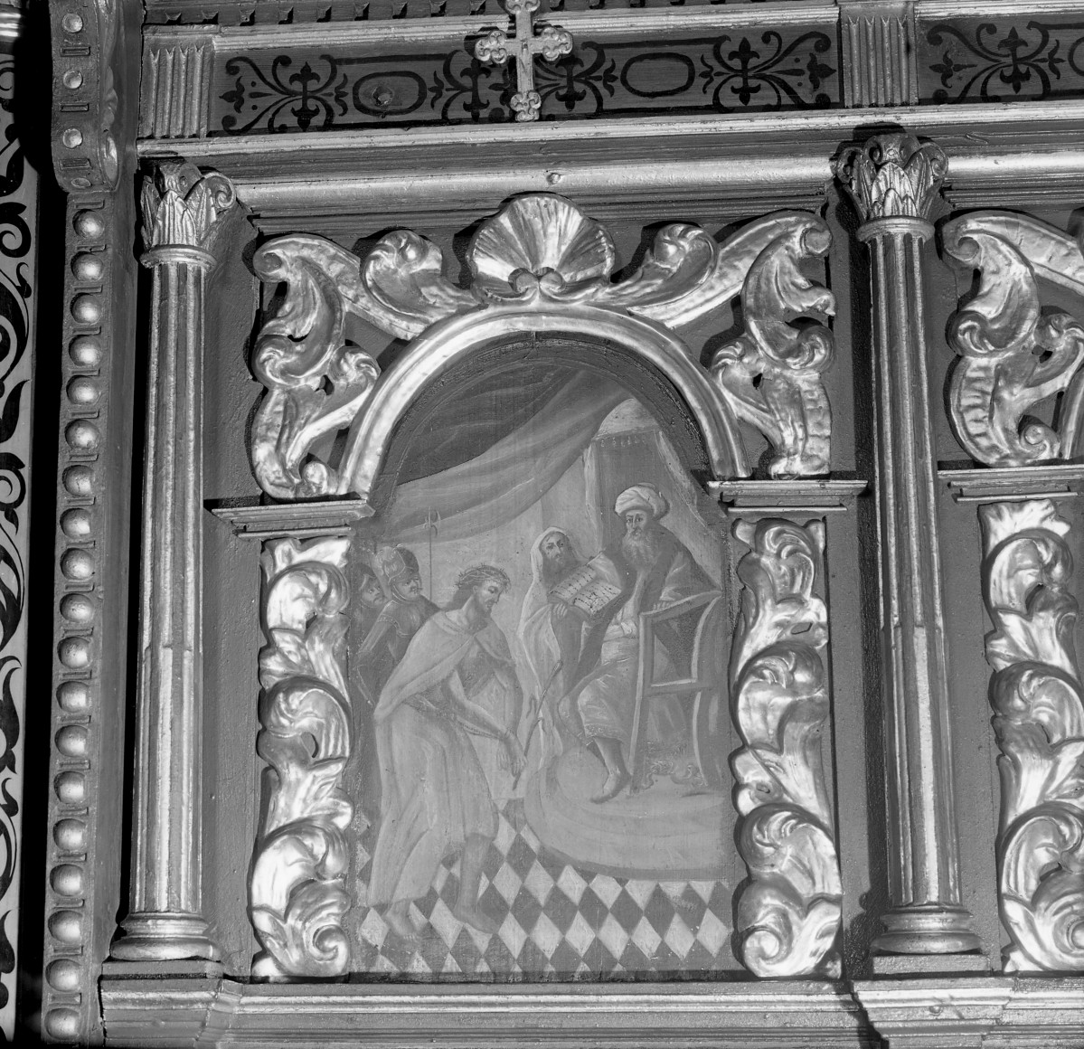 Kościół św. Jan Chrzciciela i św. Jana Ewangelisty - wnętrz: manierystyczne stalle, obraz ze sceną "Chrystus przed Piłatem", skan 1