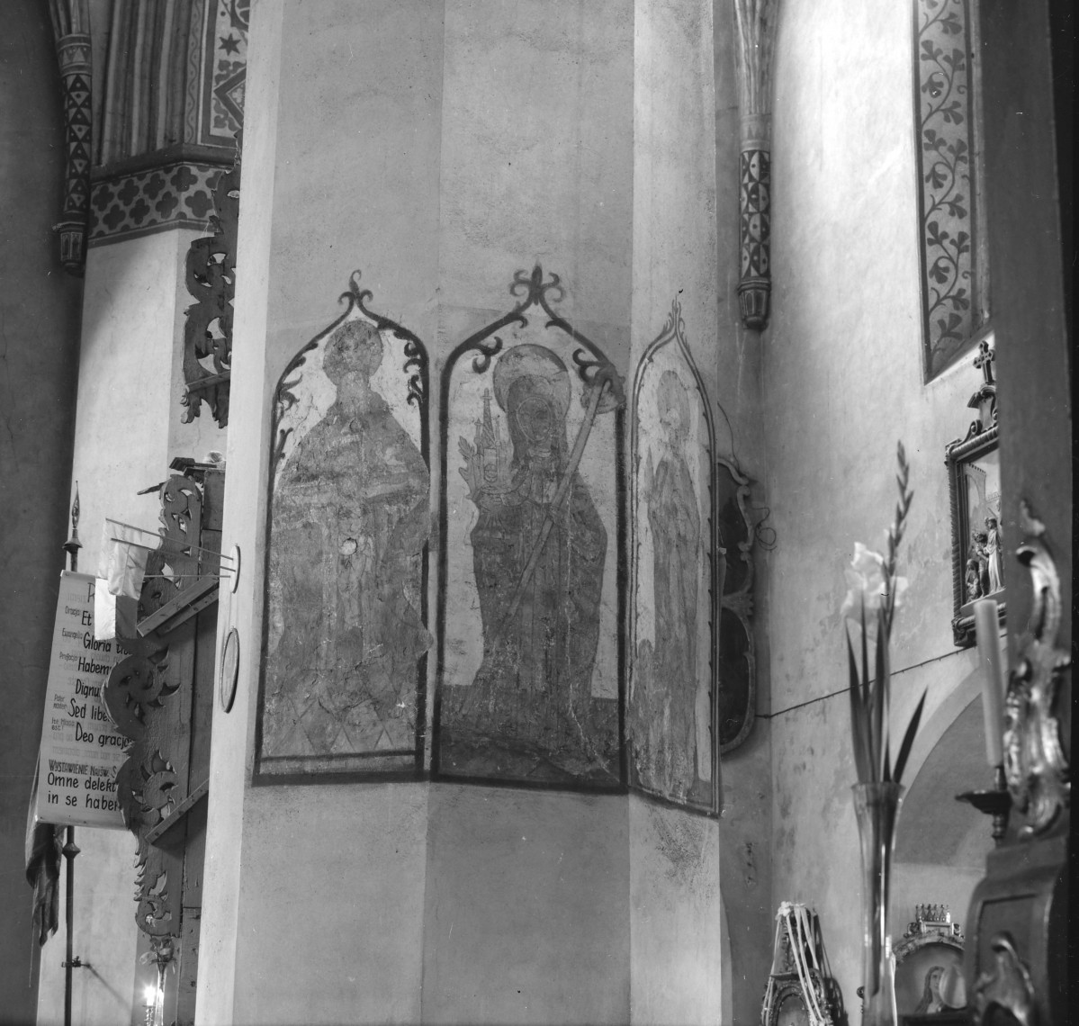 kościół parafialny pw. św. Mateusza - wnętrze: polichromia na filarze XIV/XV w., skan 1