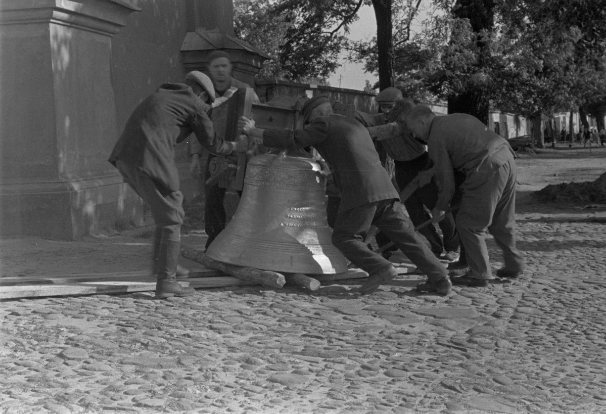 Bazylika Wniebowzięcia Najświętszej Maryi Panny (kościół podominikański) - zawieszenie dzwonów, skan 1