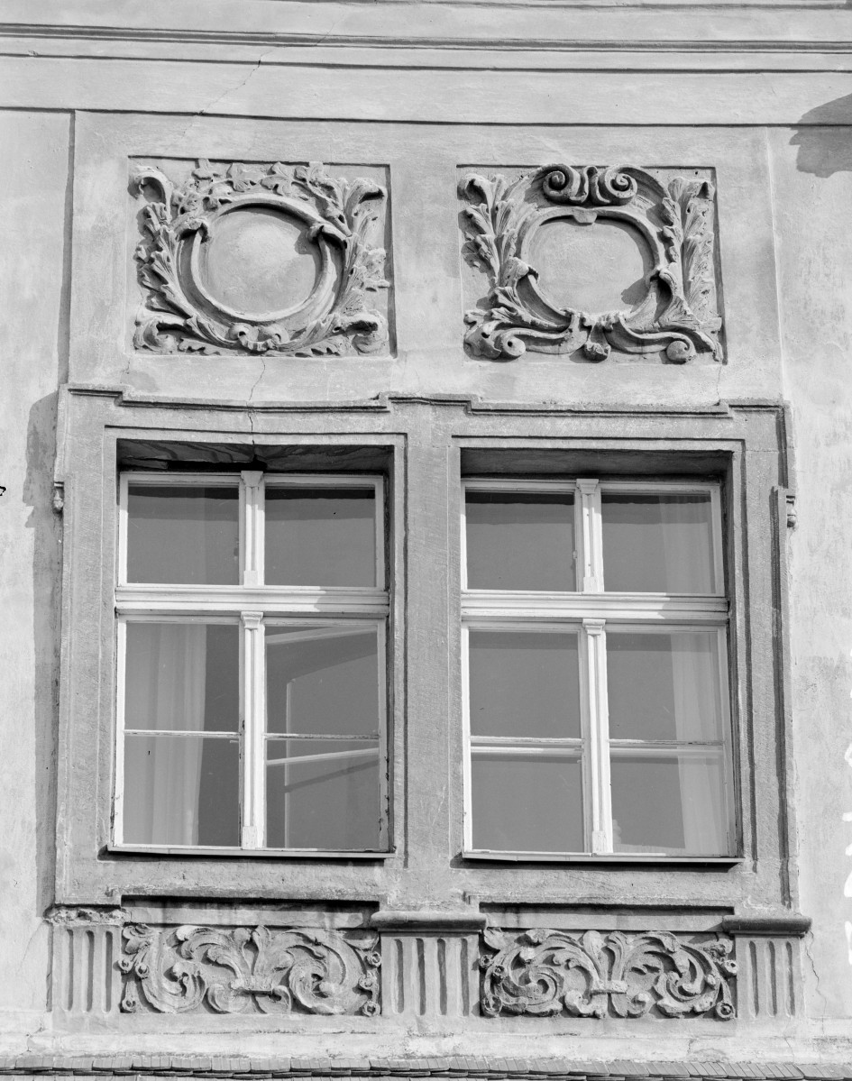 sanktuarium św. Jadwigi Śląskiej - okno nad portalem, skan 1