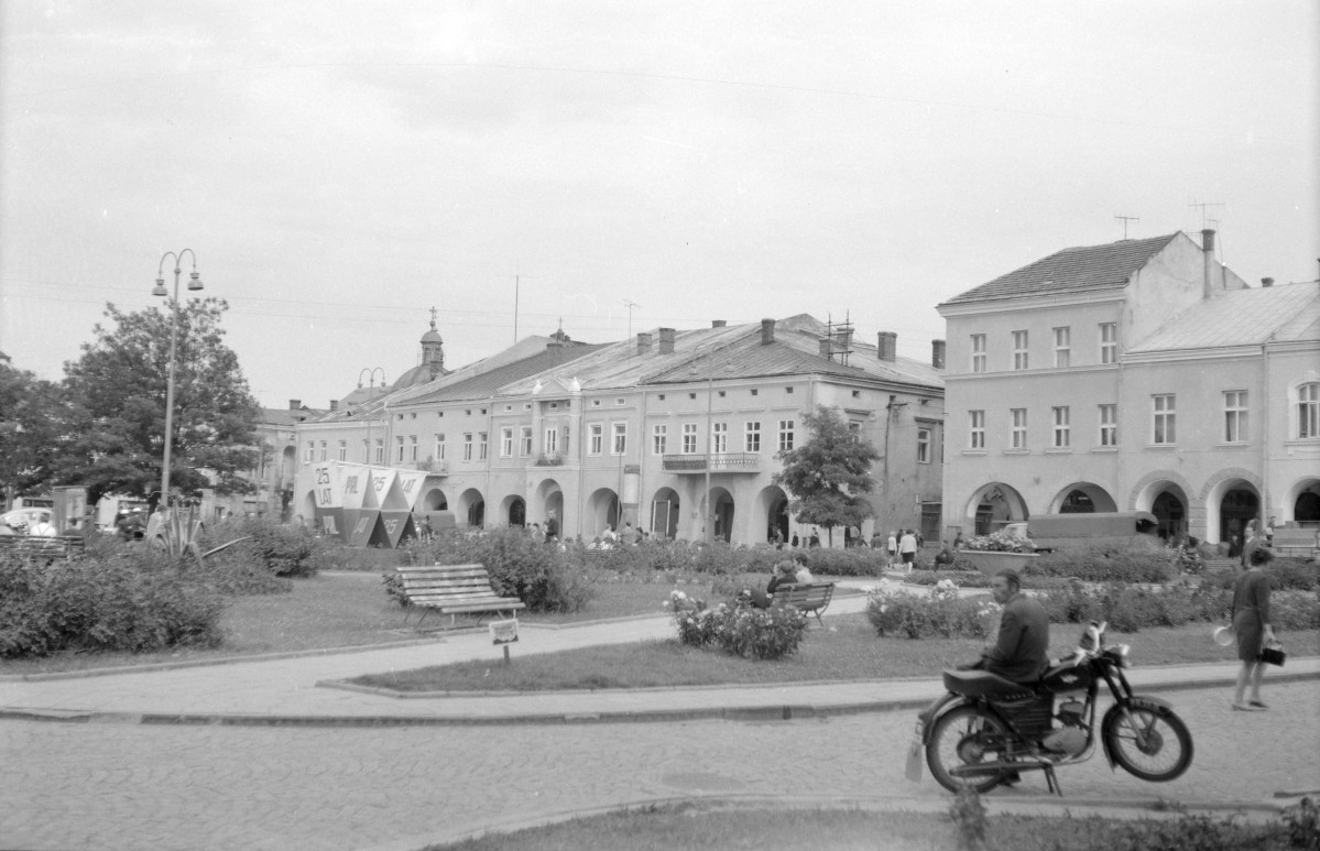 Pierzeja rynku część pd. widok o wschodu. Kamienica z podcieniami. , skan 1