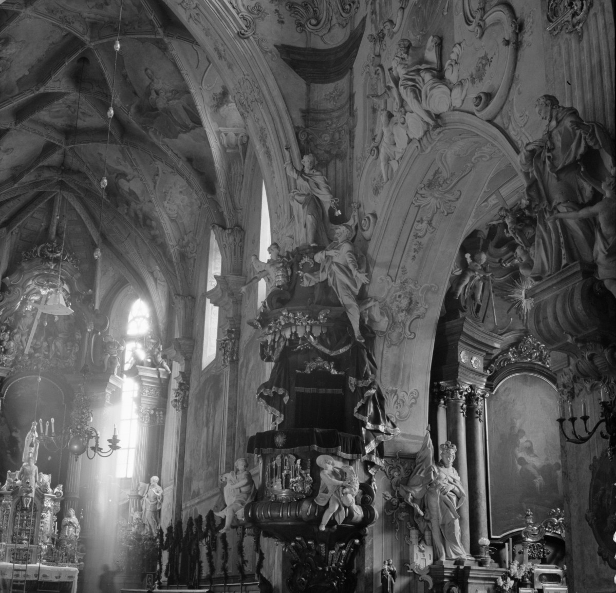 kościół pw. św. Bartłomieja - wnętrze - nawa główna - ambona, skan 1