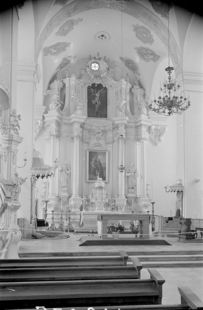 kolegiata - wnętrze prezbiterium, ołtarz, skan 1