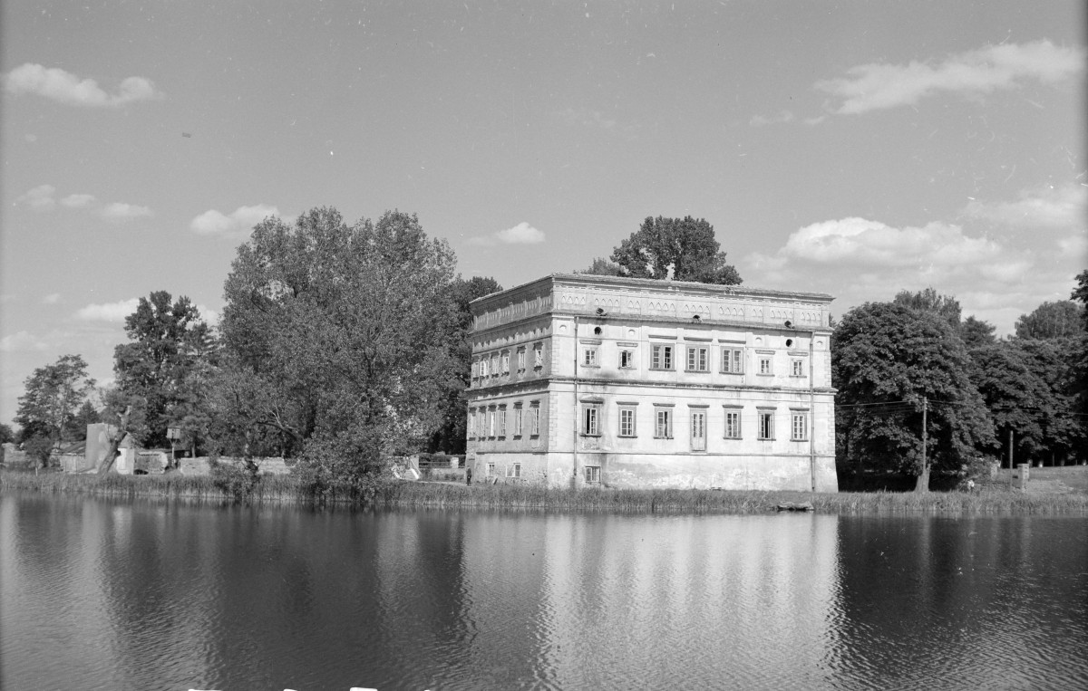 Zespół zamkowo - pałacowy: elewacja pałacu w typie "palazzo in fortezza". Staw , grobla., skan 1