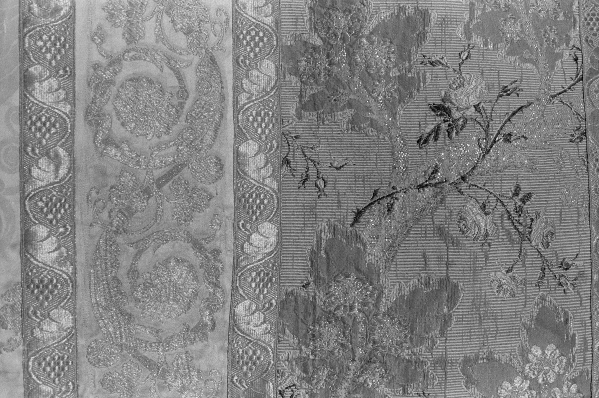 Skarbiec Katedralny - Dalmatyka. Francja ok. 1730. Fragment raportu wzoru kolumny dalmatyki i haft., skan 1