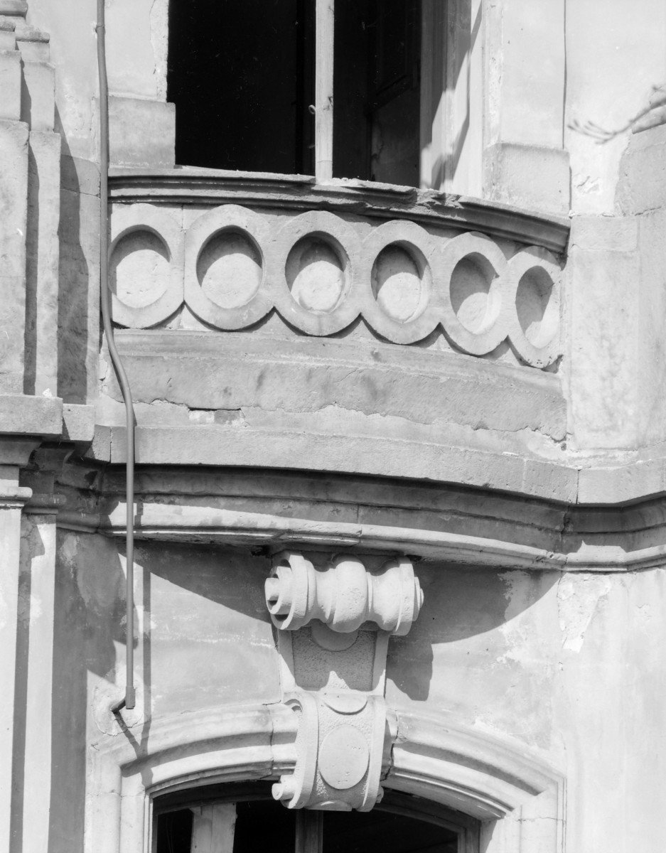opactwo - d. pałac opacki - fragment balkon, skan 1