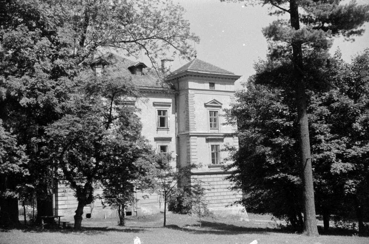 zespół pałacowo-parkowy Willa Decjusza, Willa Decjusza - widok od strony południowej, skan 1