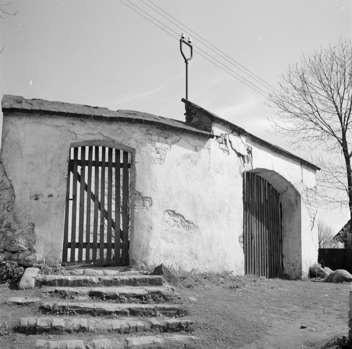 kościół pw. św. Jerzego - brama i mur - fragment - widok od południa, skan 1