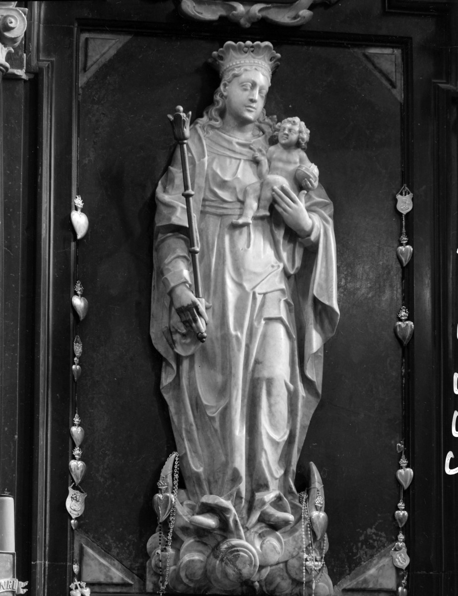 kościół pw. Wniebowzięcia Najświętszej Maryi Panny i św. Zygmunta - wnętrze - nawa boczna północna - ołtarz boczny Matki Bożej Mazowieckiej - fragment /figura Matki Boskiej z Dzieciątkiem/, skan 1