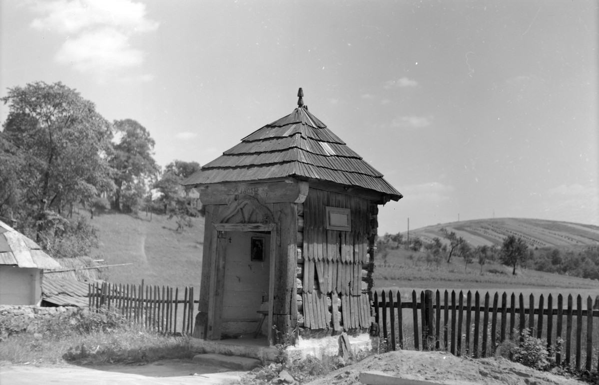 kapliczka przydrożna drewniana - widok ogólny, skan 1