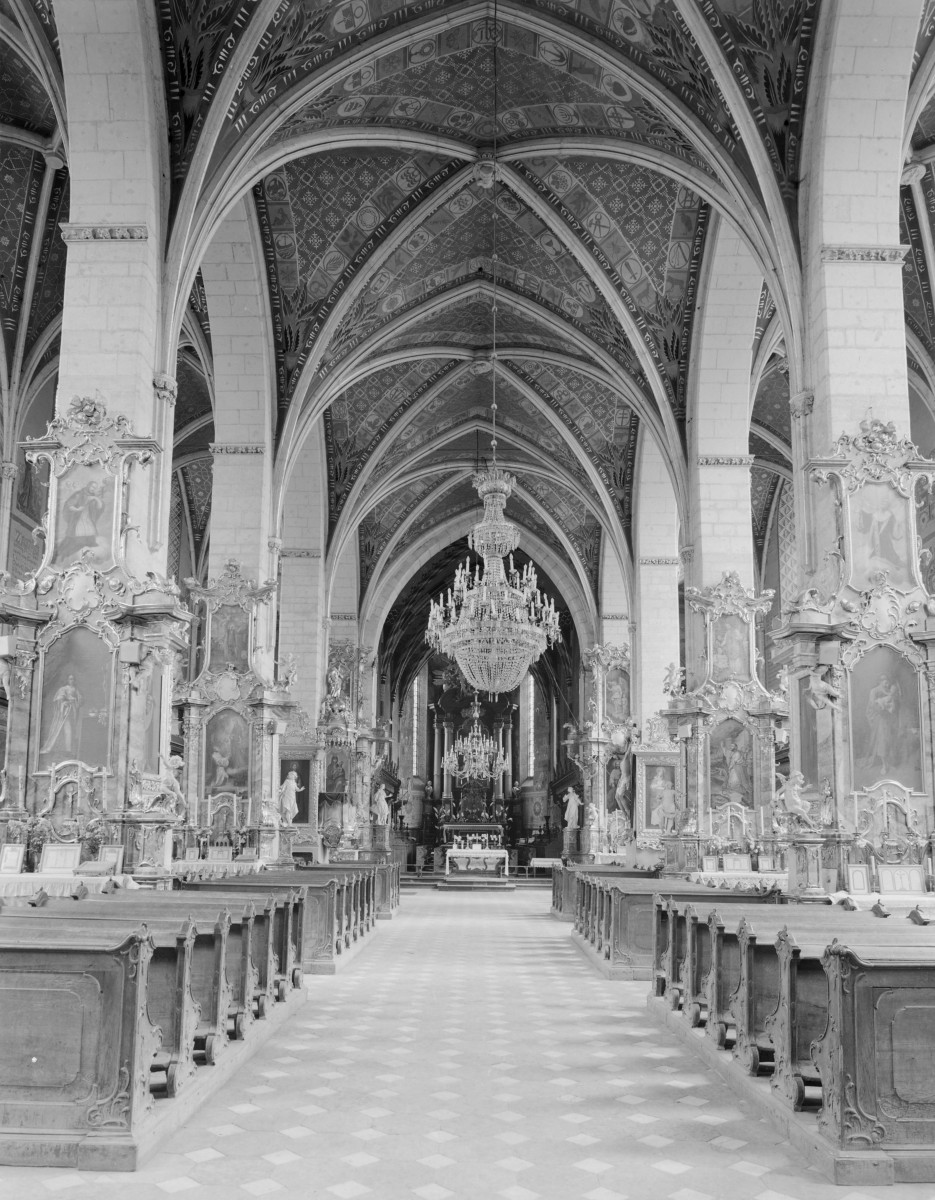 kościół katedralny pw. Narodzenia Najświętszej Marii Panny - wnętrze: widok ku prezbiterium, skan 1