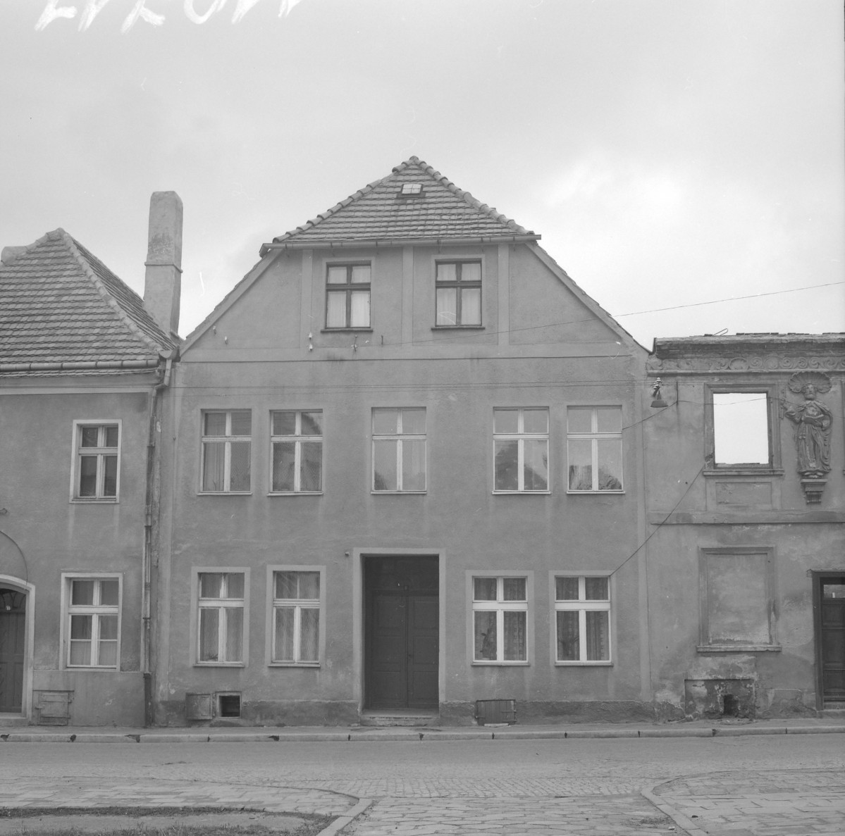 Zabudowa miejska, kamienica. Elewacja frontowa. Mansarda., skan 1