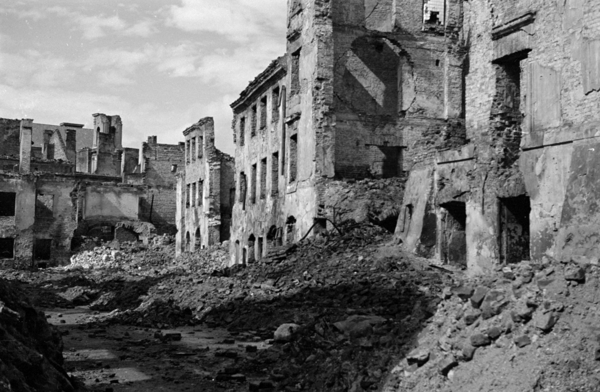 Ruiny kamienic., skan 1