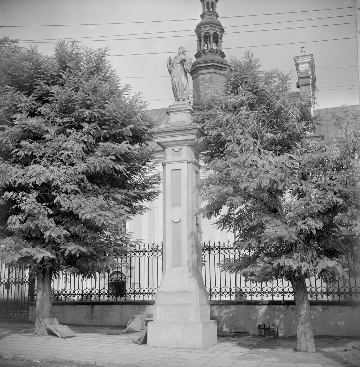 kościół pobenedyktyński pw. św. Michała Archanioła - figura świętej, skan 1