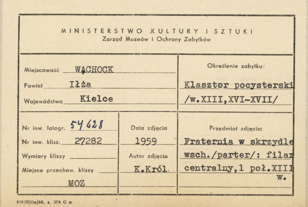 Zespół opactwa Cystersów - klasztor, wnętrze fraterni - centralny filar - metryczka, skan 1