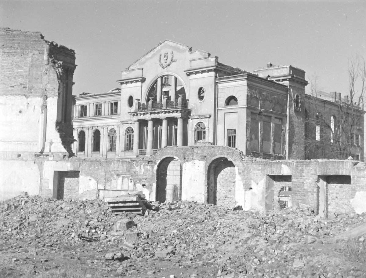 Konserwatorium Muzyczne oraz pałac Ostrogskich. Widoczna elewacja frontowa. Szczyt z emblematem Konserwatorium muzycznego. Widok z terenu cyrku na Ordynackiej., skan 1