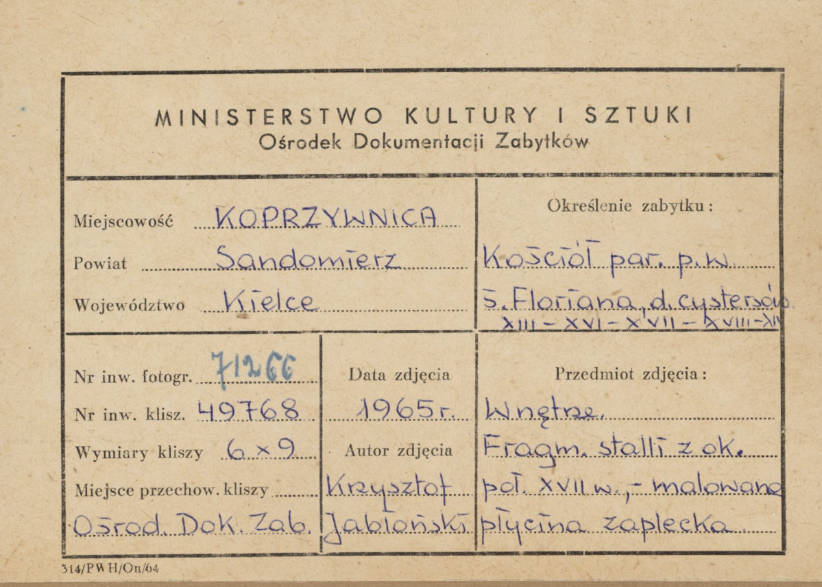 Zespół klasztorny - kościół, wnętrze, fragment stalli - malowana scena na płycinie zaplecka  - metryczka, skan 1