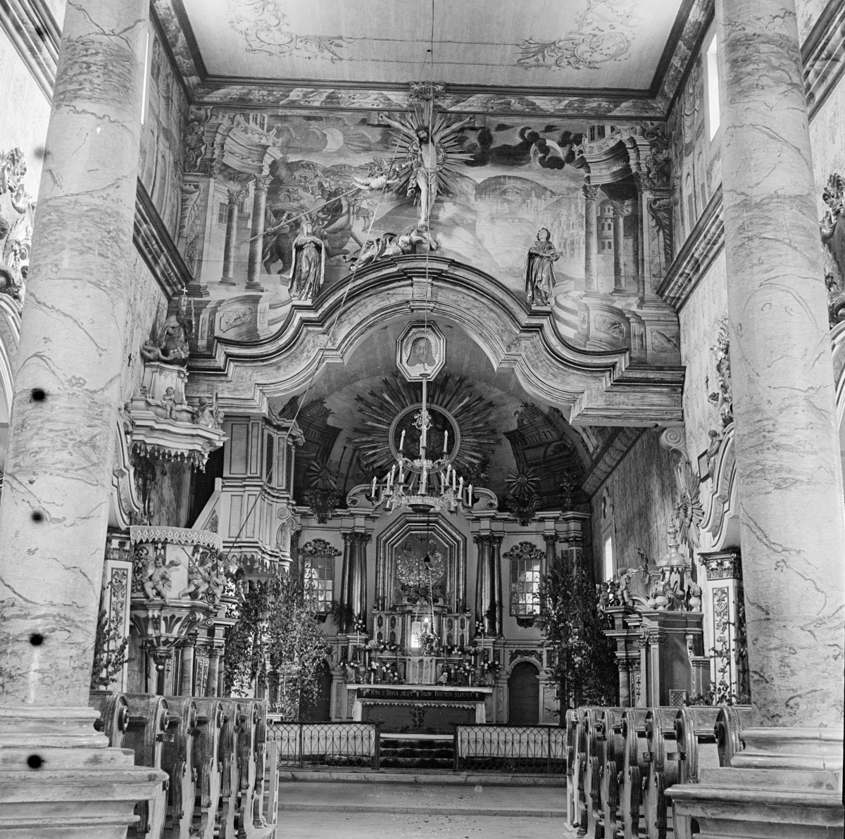 kościół św. Michała Archanioła - wnętrze: widok na ołtarz główny, skan 1