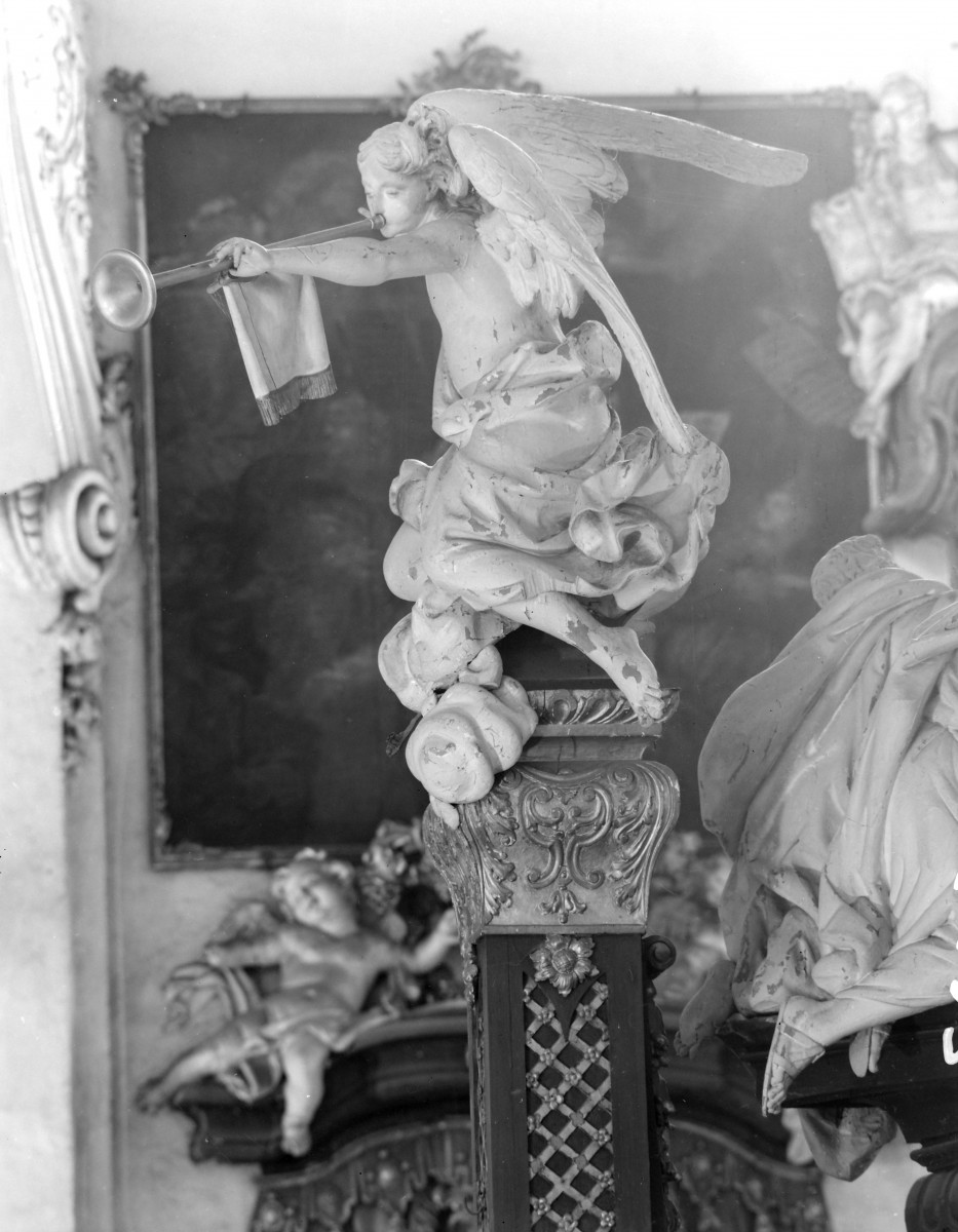 kościół, ob. parafialny pw. Wniebowzięcia Najświętszej Marii Panny - wnętrze: rzeźba anioła ze zwieńczenia stall, skan 1
