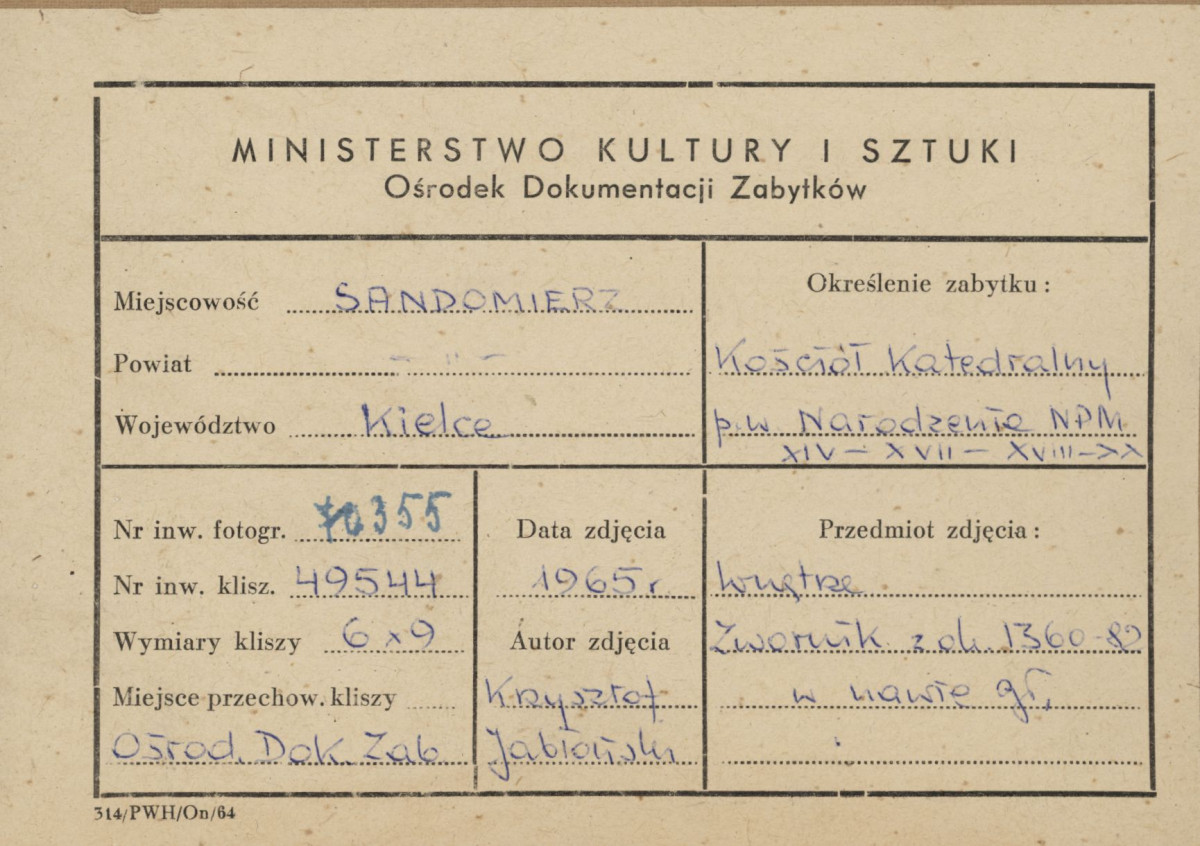  Katedra - wnętrze, widok na zwornik w nawie głównej - metryczka, skan 1