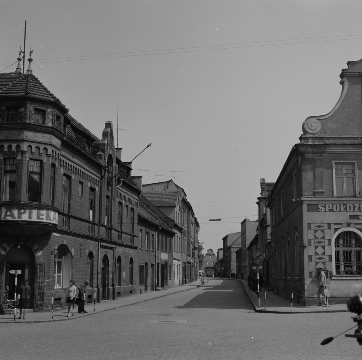 zabudowa ulicy Zamkowej - widok w kierunku bramy Zamkowej z poziomu starego miasta, skan 1