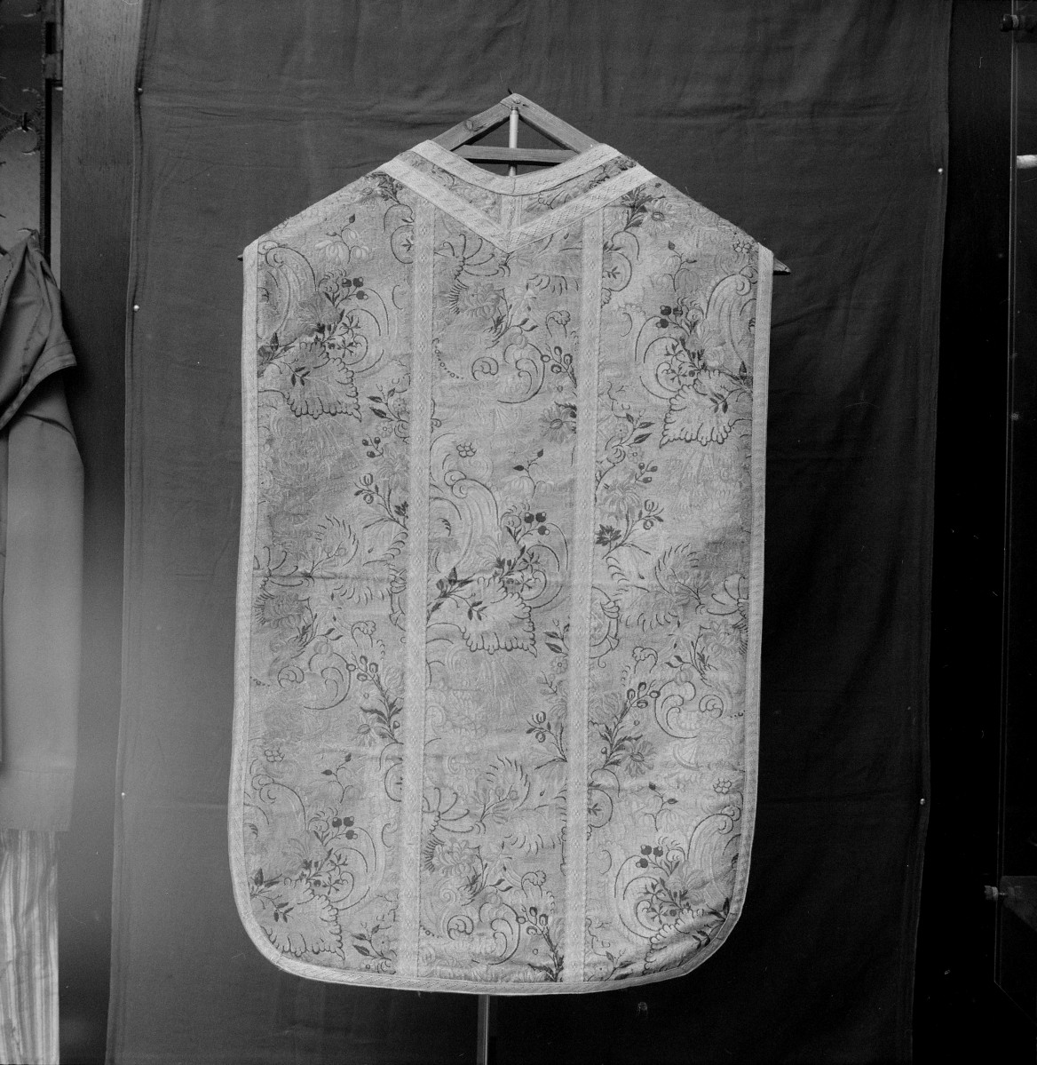 Skarbiec Katedralny - Ornat. Francja. 1725. Całość, tył., skan 1