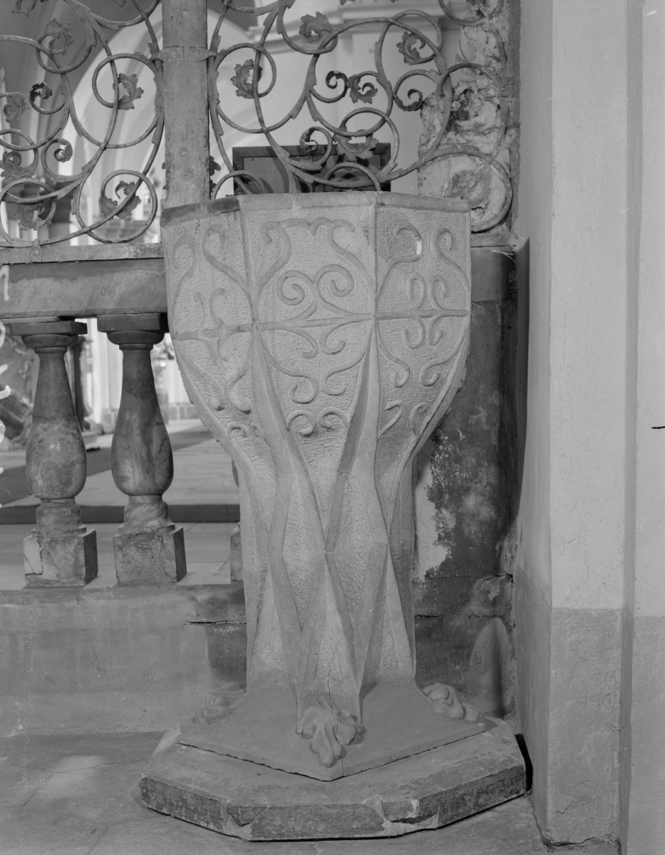 sanktuarium św. Jadwigi Śląskiej - kościół: kropielnica, skan 1