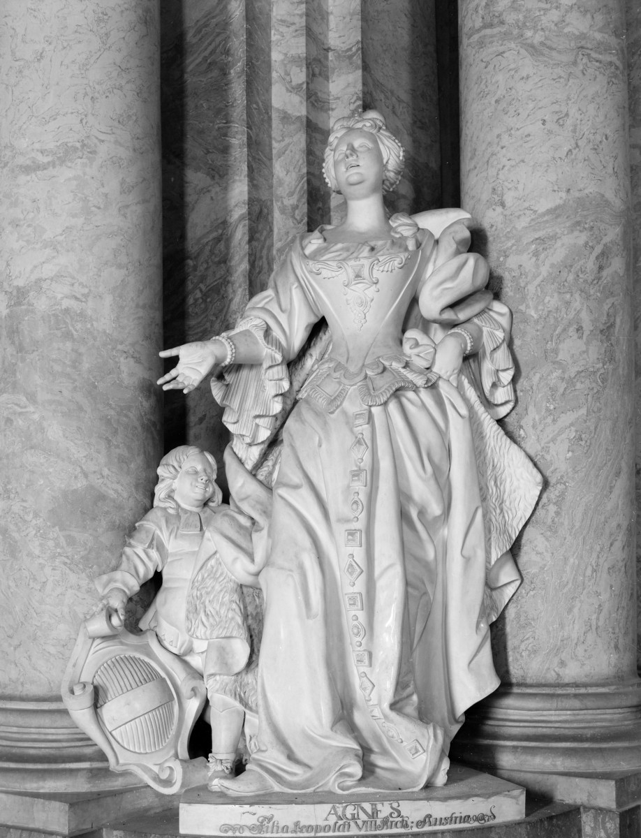 mauzoleum Piastów Świdnickich obok kościoła klasztornego, ob. parafialnego pw. Wniebowzięcia Najświętszej Marii Panny - wnętrze: posąg Agnieszki córki Leopolda VIII księcia austriackiego, skan 1