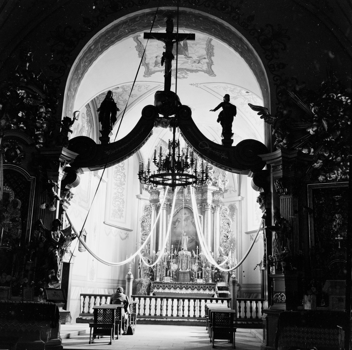 kościół św. Apostołów Szymona i Judy Tadeusza - wnętrze, ołtarz główny, skan 1