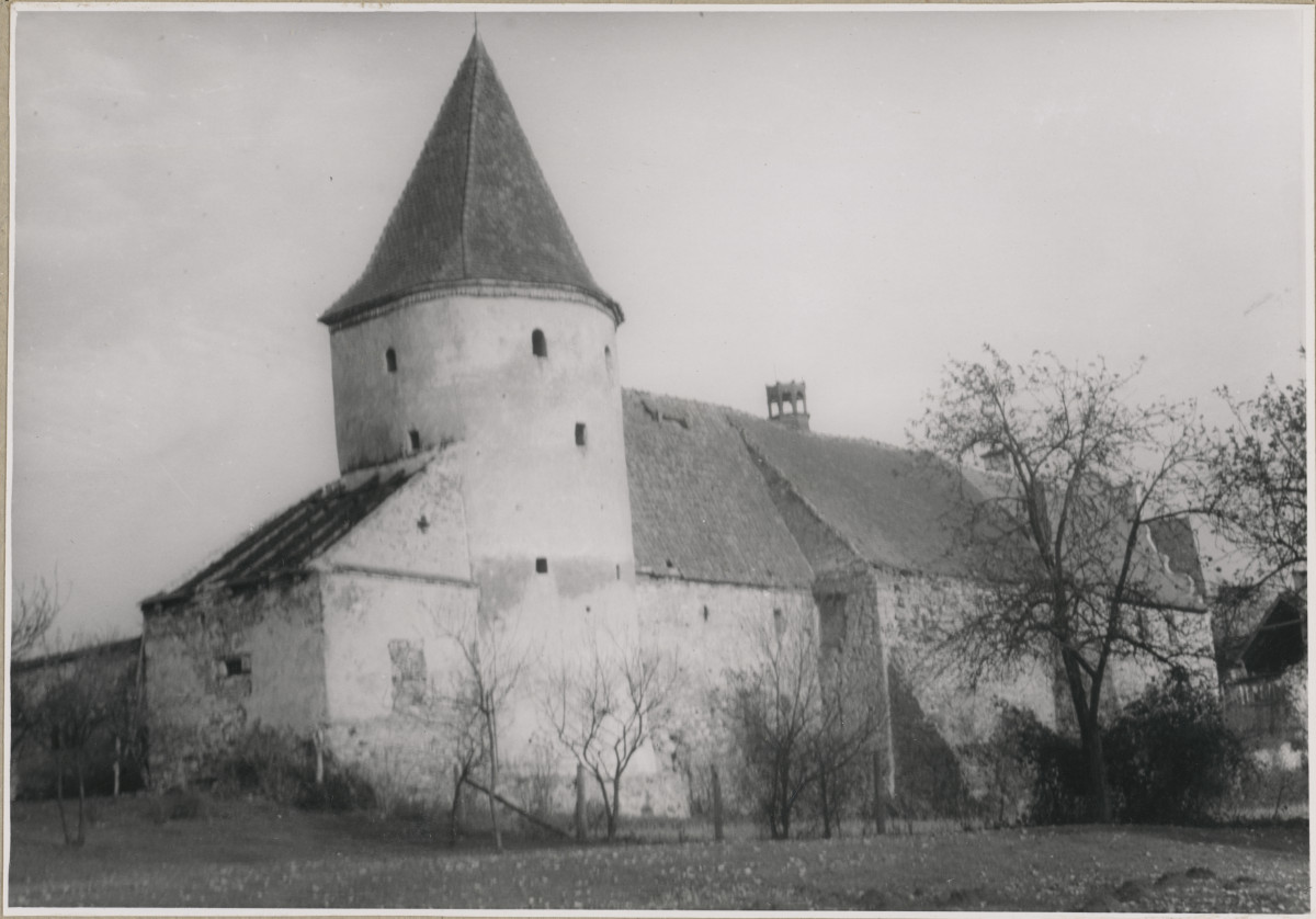 Zespół opactwa cystersów - widok od strony zach. wieży Mauretańskiej i przyległych budynków gospodarczych, skan 1