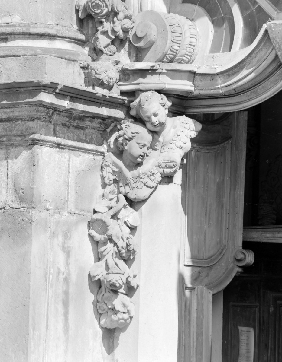 klasztor Benedyktynek - kościół pw. Wniebowzięcia Najświętszej Maryi Panny - elewacja frontowa - portal główny - fragment zdobienia, skan 1