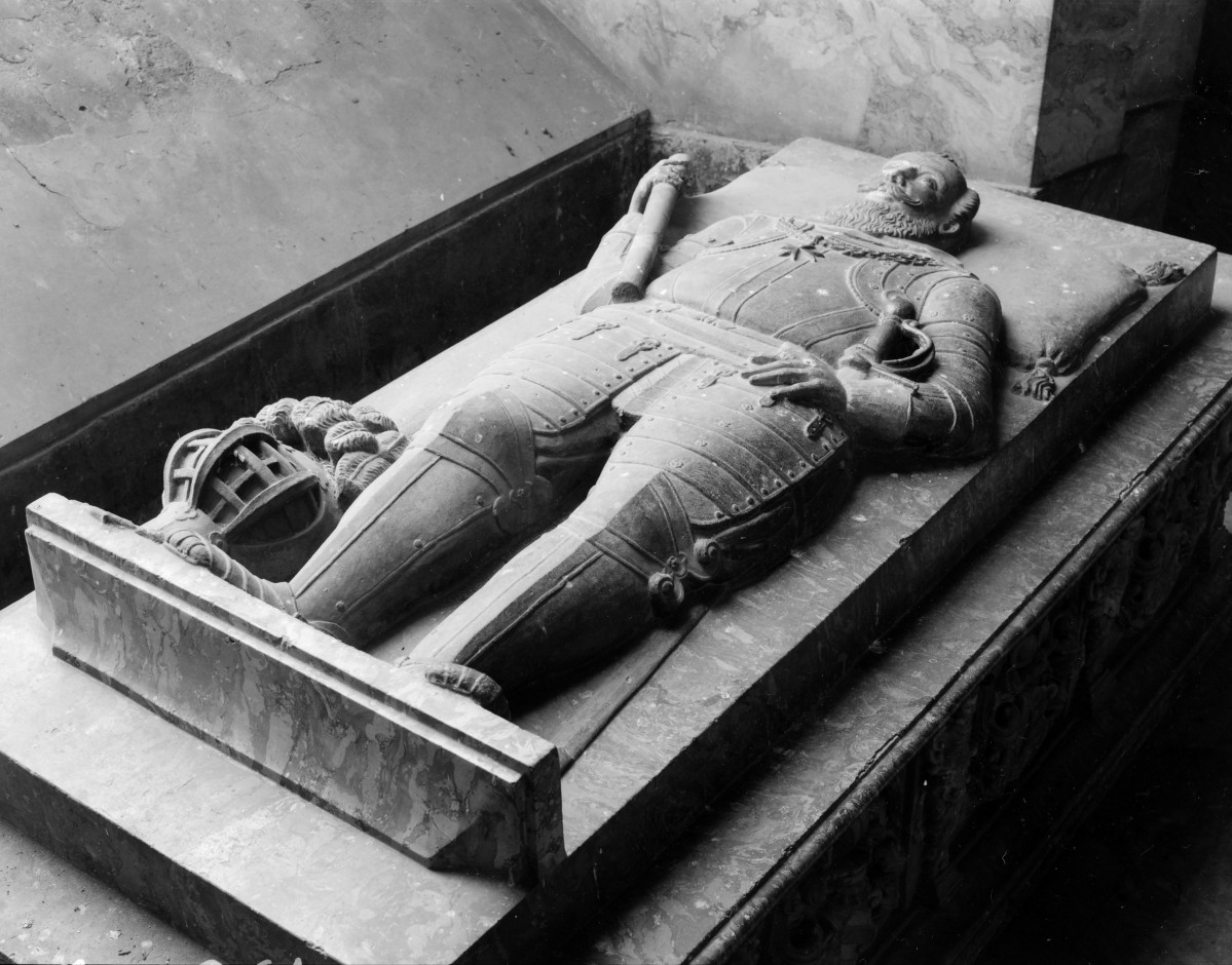 mauzoleum Piastów Świdnickich - wnętrze: sarkofag, skan 1